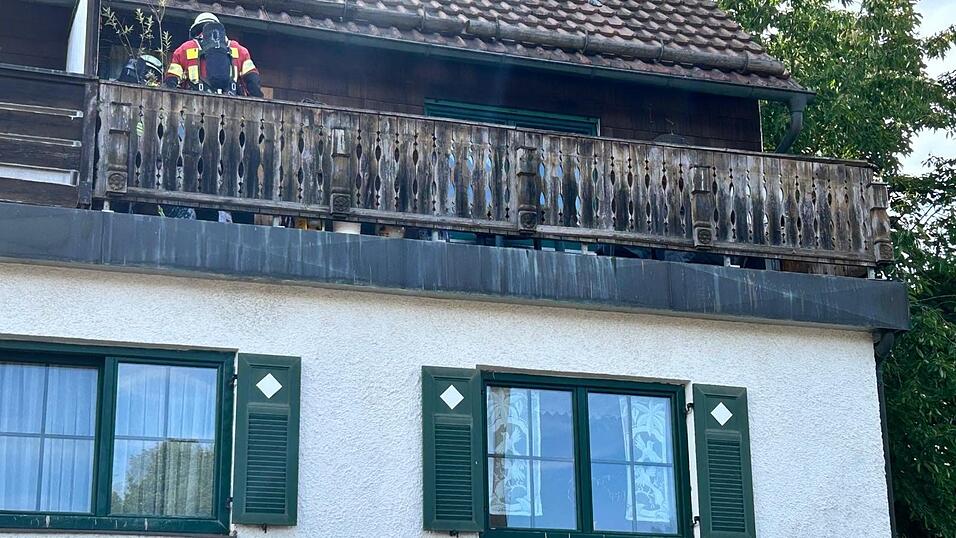 Zahlreiche Einsatzkräfte der Feuerwehren aus Au, Enzelhausen und Mainburg wurden am Donnerstag gegen 17.20 Uhr in die Maria-Eich-Straße alarmiert. Zahlreiche Einsatzkräfte der Feuerwehren aus Au, Enzelhausen und Mainburg wurden am Donnerstag gegen 17.20 Uhr in die Maria-Eich-Straße alarmiert.