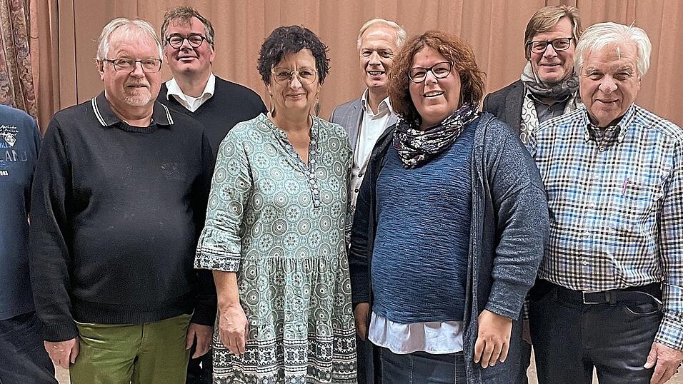 Das neue Leitungsteam des Pfarrverbandes Geisenhausen (vorne von links): G&uuml;nter Hohnl, Josef Degenbeck, Sabine Fries, Rosi B&auml;r-Betz, Hans-Werner Hartl und Pater Benjamin Pathrose gemeinsam mit den Verantwortlichen der Erzdi&ouml;zese (hinten von links): Dekan Tobias Rother, Robert Lappy (Erzbisch&ouml;fliches Ordinariat) und Franz Maier (Seelsorgsregion Nord).
