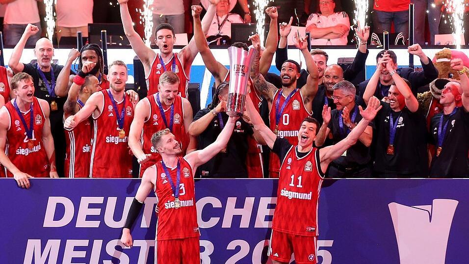 Feierten die Meisterschaft 2025: Bayerns-Profis um Andreas Obst. (Archivbild)