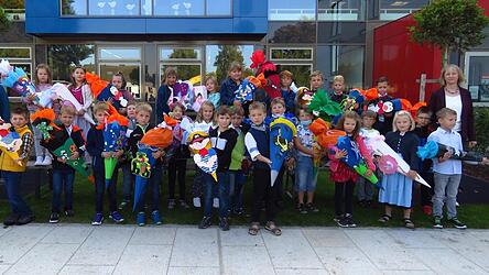 Klasse 1a mit Lehrerin Angelika Wipp (li.) und Rektorin Nauen