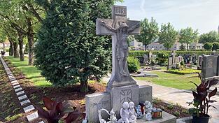 Das Ehrenmal mit seinen Steinplatten haben die Stadtgärtner wieder hergerichtet.