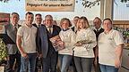 Karl Kerscher aus Brieberg (vorne, im Anzug), hier mit Frau, Kindern und Parteifreunden, will Bürgermeister von Rettenbach werden. Das verkündete er beim 40. Jubiläum seines Ortsverbands. Karl Kerscher aus Brieberg (vorne, im Anzug), hier mit Frau, Kindern und Parteifreunden, will Bürgermeister von Rettenbach werden. Das verkündete er beim 40. Jubiläum seines Ortsverbands.