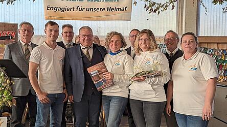 Karl Kerscher aus Brieberg (vorne, im Anzug), hier mit Frau, Kindern und Parteifreunden, will B&uuml;rgermeister von Rettenbach werden. Das verk&uuml;ndete er beim 40. Jubil&auml;um seines Ortsverbands.