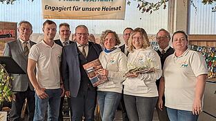 Karl Kerscher aus Brieberg (vorne, im Anzug), hier mit Frau, Kindern und Parteifreunden, will Bürgermeister von Rettenbach werden. Das verkündete er beim 40. Jubiläum seines Ortsverbands.