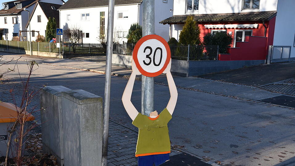 Kopflos stehen sie da: Die selbstgebastelten 'Tempo 30'-Schilder der Kindertagesstätte Kagers sind am Wochenende von Unbekannten beschädigt worden. Kopflos stehen sie da: Die selbstgebastelten 'Tempo 30'-Schilder der Kindertagesstätte Kagers sind am Wochenende von Unbekannten beschädigt worden.