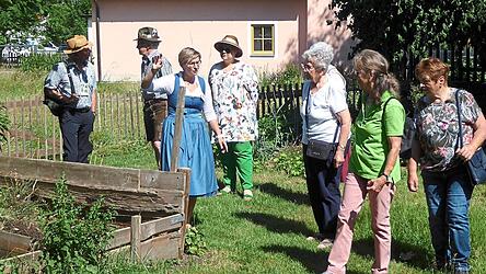 Marie-Luise Skinner führt Besucher durch ihren naturnahen Garten.
