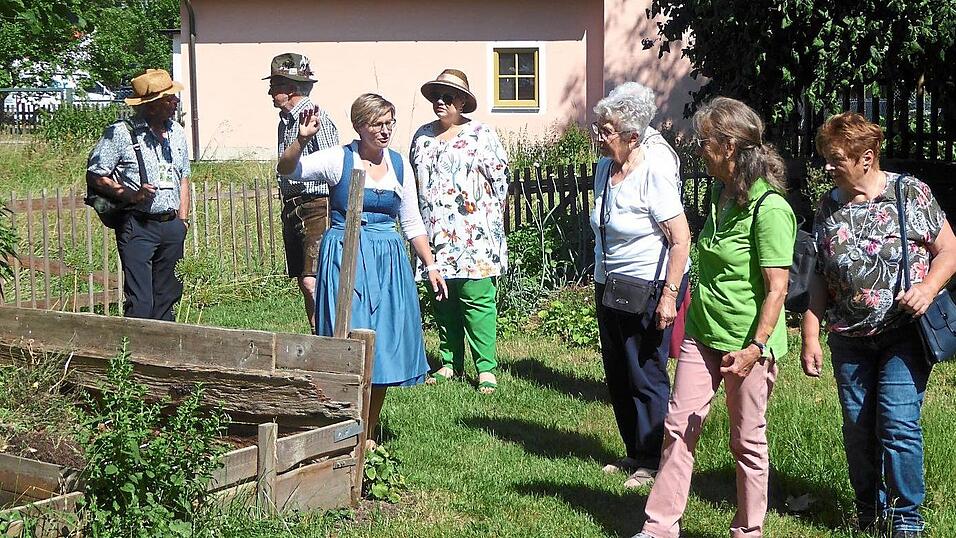 Marie-Luise Skinner führt Besucher durch ihren naturnahen Garten. Marie-Luise Skinner führt Besucher durch ihren naturnahen Garten.