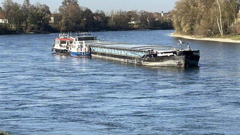 Aufgrund eines Fahrfehlers hat sich das Gütermotorschiff „Nibelungen' in der Donau nahe Osterhofen festgefahren.   