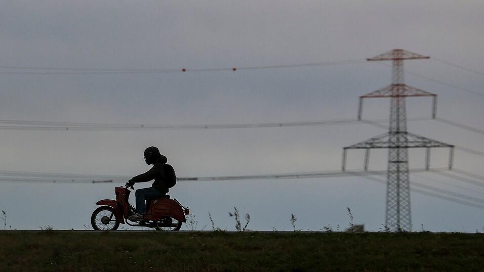 Mit der Schwalbe über Land: Das Moped ist Kult, aber zur Fortbewegung einfach auch hilfreich. (Archivbild) Mit der Schwalbe über Land: Das Moped ist Kult, aber zur Fortbewegung einfach auch hilfreich. (Archivbild)