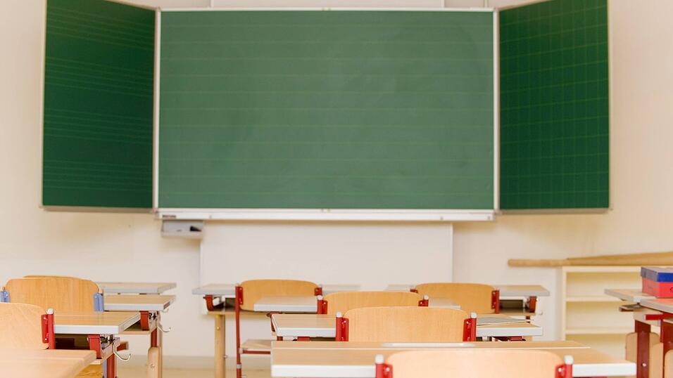 Wegen des langen Schulausfalls infolge der Corona-Pandemie können Schüler in diesem Schuljahr nicht sitzenbleiben. (Symbolbild) Wegen des langen Schulausfalls infolge der Corona-Pandemie können Schüler in diesem Schuljahr nicht sitzenbleiben. (Symbolbild)