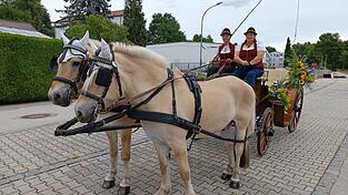 Barbara Müller (rechts) fährt mit ihren Norwegern seit Jahren die Bürgermeister-Kutsche beim Volksfestausmarsch in Bogen. Barbara Müller (rechts) fährt mit ihren Norwegern seit Jahren die Bürgermeister-Kutsche beim Volksfestausmarsch in Bogen.