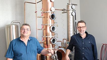Gerrit Bl&uuml;melhuber und Markus Prexl (rechts) haben sich einen Traum verwirklicht. Sie wollen mit ihrer Destillerie f&uuml;r geschmacklich klare Digestifs in Regensburg sorgen.