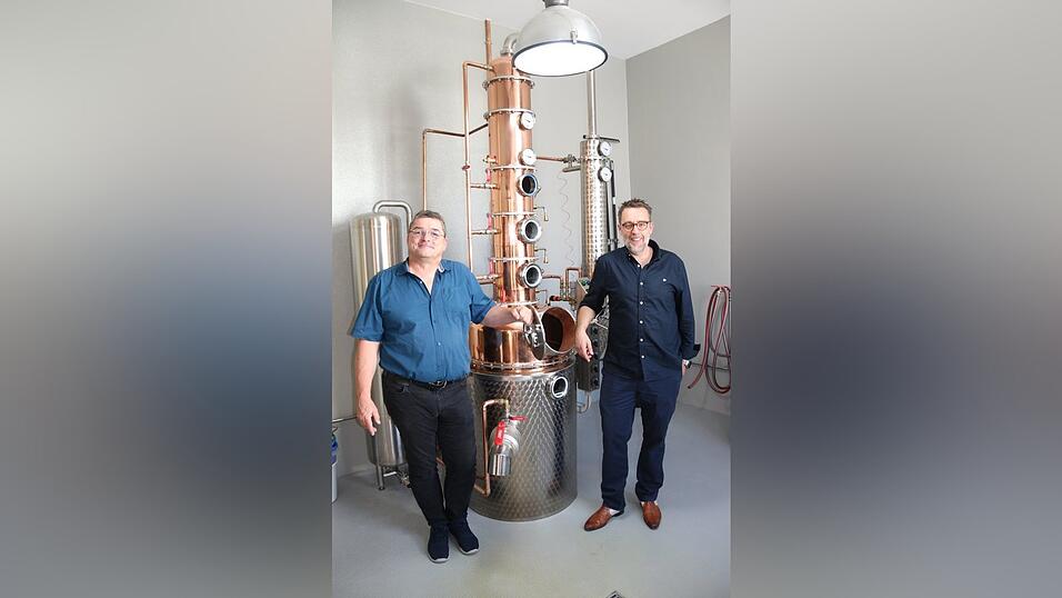 Gerrit Blümelhuber und Markus Prexl (rechts) haben sich einen Traum verwirklicht. Sie wollen mit ihrer Destillerie für geschmacklich klare Digestifs in Regensburg sorgen. Gerrit Blümelhuber und Markus Prexl (rechts) haben sich einen Traum verwirklicht. Sie wollen mit ihrer Destillerie für geschmacklich klare Digestifs in Regensburg sorgen.