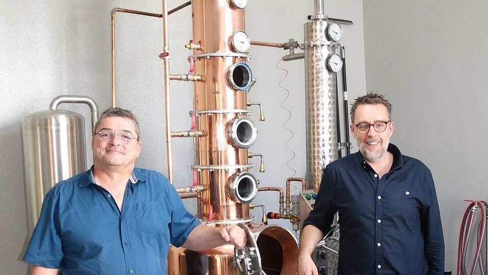 Gerrit Blümelhuber und Markus Prexl (rechts) haben sich einen Traum verwirklicht. Sie wollen mit ihrer Destillerie für geschmacklich klare Digestifs in Regensburg sorgen. Gerrit Blümelhuber und Markus Prexl (rechts) haben sich einen Traum verwirklicht. Sie wollen mit ihrer Destillerie für geschmacklich klare Digestifs in Regensburg sorgen.