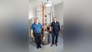 Gerrit Blümelhuber und Markus Prexl (rechts) haben sich einen Traum verwirklicht. Sie wollen mit ihrer Destillerie für geschmacklich klare Digestifs in Regensburg sorgen. Gerrit Blümelhuber und Markus Prexl (rechts) haben sich einen Traum verwirklicht. Sie wollen mit ihrer Destillerie für geschmacklich klare Digestifs in Regensburg sorgen.