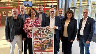 Voller Vorfreude auf die Ausbildungsmesse: (v. l.) Oberstudiendirektor Christian Alt (Wirtschaftsschule), Uli Osiander (Berufsschule I), Schulamtsdirektorin Christiane Niedermeier, Studiendirektor Stefan Ramsauer (Robert-Koch-Gymnasium), Sparkassendirektor Stefan Swihota, Herbert Altmann (Regionalmanagement), Stadthallenchefin Sabine Saxinger und Landrat Bernd Sibler.
