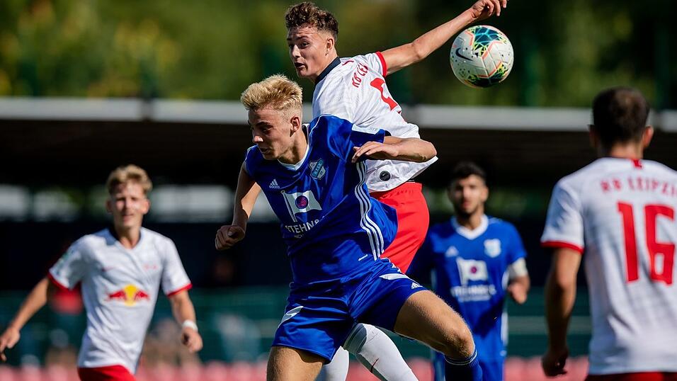 Eric Martel (im Zweikampf, weißes Trikot) spielt im U19-Team von RB Leipzig eine wichtige Rolle. (Foto: RB Leipzig/motivio)