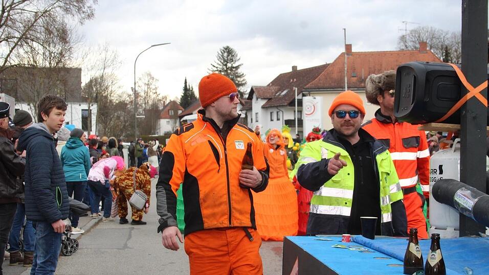 Viele Faschings-Fans haben sich am Samstag den Umzug in Langenbach angesehen. Viele Faschings-Fans haben sich am Samstag den Umzug in Langenbach angesehen.