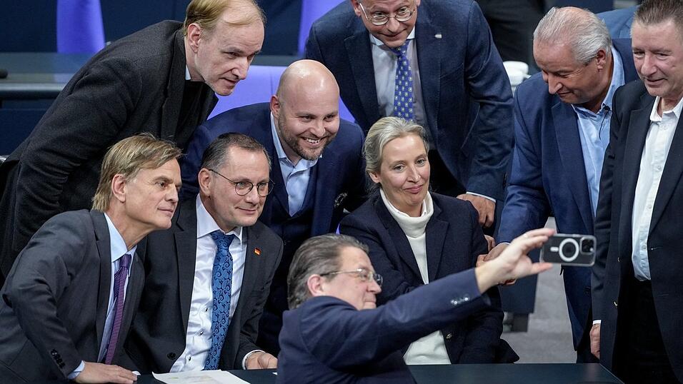 Die Fraktionsvorsitzenden der AfD, Alice Weidel und Tino Chrupalla, fotografieren sich nach der Abstimmung mit weiteren AfD-Abgeordneten