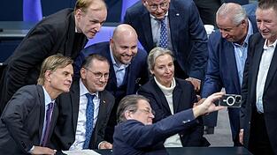 Die Fraktionsvorsitzenden der AfD, Alice Weidel und Tino Chrupalla, fotografieren sich nach der Abstimmung mit weiteren AfD-Abgeordneten