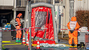 Nach dem Chlorgasaustritt am Elypso waren zahlreiche Einsatzkr&auml;fte vor Ort.&nbsp;
