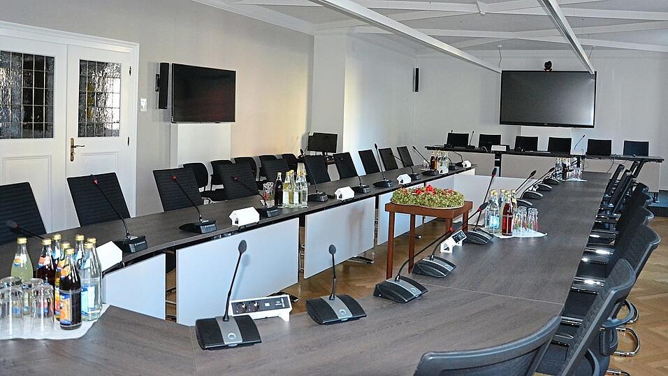 Der leere Sitzungssaal im Mainburger Rathaus: Am 8. März können die Bürger aus 163 Kandidaten auswählen, wer in der nächsten Wahlperiode dort Platz nehmen soll. Der leere Sitzungssaal im Mainburger Rathaus: Am 8. März können die Bürger aus 163 Kandidaten auswählen, wer in der nächsten Wahlperiode dort Platz nehmen soll.