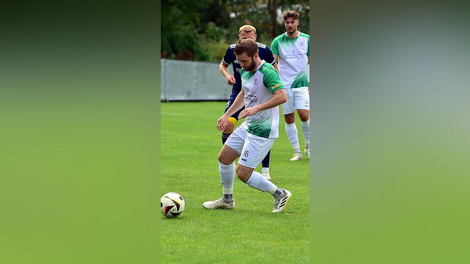 Die SpVgg GW Deggendorf und ihr Defensivspezialist Florian Garhammer (vorne, in wei&szlig;) will mit einem Ausw&auml;rtssieg beim TSV Mauth die Vizemeisterschaft vorzeitig klar machen.