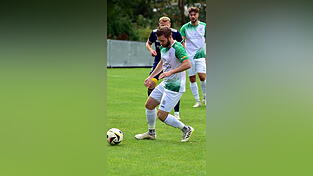 Die SpVgg GW Deggendorf und ihr Defensivspezialist Florian Garhammer (vorne, in wei&szlig;) will mit einem Ausw&auml;rtssieg beim TSV Mauth die Vizemeisterschaft vorzeitig klar machen.