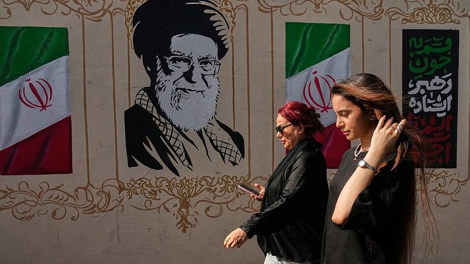 Trotz Irans ausgeklügelten Systems zur Umgehung von Sanktionen bekommt die Bevölkerung die wirtschaftliche Schieflage in Form gestiegener Preise deutlich zu spüren. (Archivbild) Trotz Irans ausgeklügelten Systems zur Umgehung von Sanktionen bekommt die Bevölkerung die wirtschaftliche Schieflage in Form gestiegener Preise deutlich zu spüren. (Archivbild)