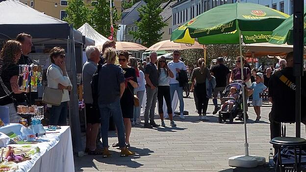 Der erste Handwerks- und Genussmarkt in diesem Jahr war ein voller Erfolg - zahlreiche Besucher kamen zum Marienplatz.