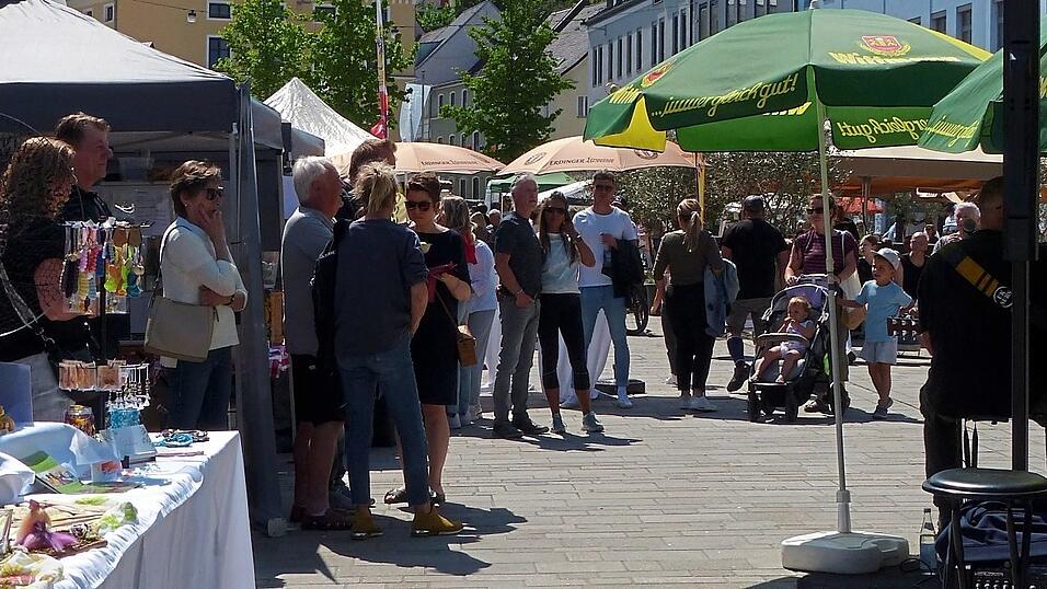 Der erste Handwerks- und Genussmarkt in diesem Jahr war ein voller Erfolg - zahlreiche Besucher kamen zum Marienplatz. Der erste Handwerks- und Genussmarkt in diesem Jahr war ein voller Erfolg - zahlreiche Besucher kamen zum Marienplatz.