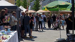 Der erste Handwerks- und Genussmarkt in diesem Jahr war ein voller Erfolg - zahlreiche Besucher kamen zum Marienplatz.