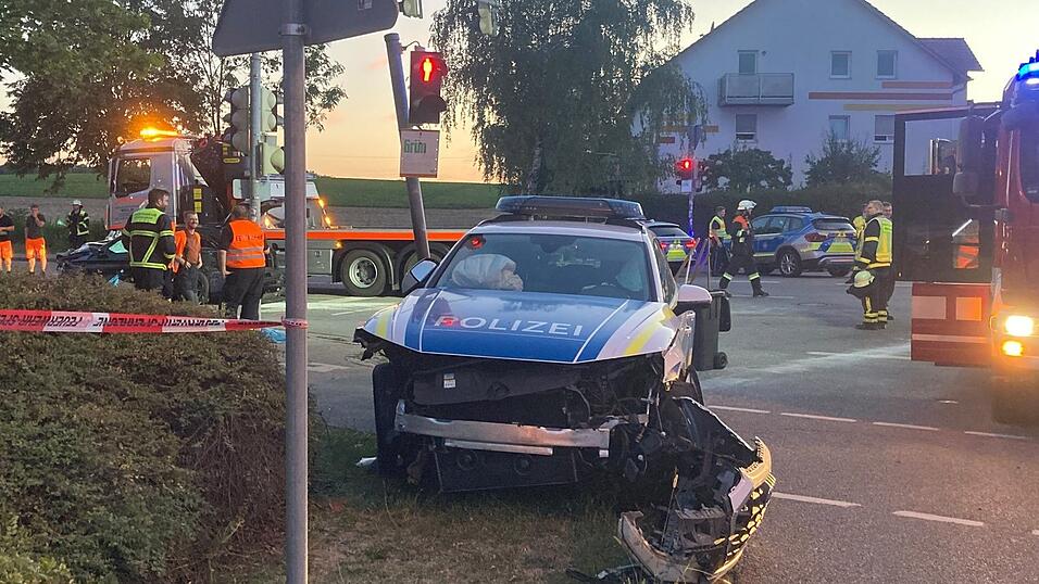 Das beschädigte Polizeiauto Das beschädigte Polizeiauto