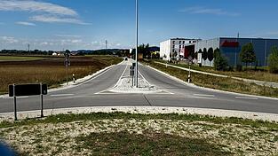 Die Staatsstraße 2045 in der Münchnerau wird auf rund 2,4 Kilometern saniert. Die Arbeiten sollen im Oktober beginnen. Die Staatsstraße 2045 in der Münchnerau wird auf rund 2,4 Kilometern saniert. Die Arbeiten sollen im Oktober beginnen.