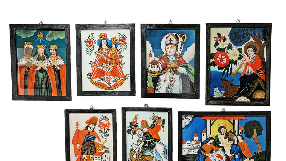Hinterglasbilder von Josef Weber (von links nach rechts): Heilige Drei Könige (1973), heilige Maria mit Kind (1973), heiliger Wolfgang (1973), heiliger Wendelin, heiliger Florian (1970-er Jahre), heiliger Georg (1973), Geburt Christi (1974).