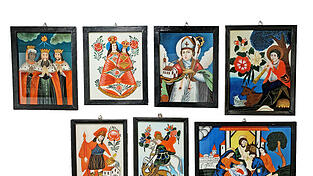 Hinterglasbilder von Josef Weber (von links nach rechts): Heilige Drei Könige (1973), heilige Maria mit Kind (1973), heiliger Wolfgang (1973), heiliger Wendelin, heiliger Florian (1970-er Jahre), heiliger Georg (1973), Geburt Christi (1974).