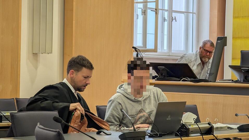 Keiner der direkten Nachbarn hat den Angeklagten zur Tatzeit kommen oder gehen gesehen. Keiner der direkten Nachbarn hat den Angeklagten zur Tatzeit kommen oder gehen gesehen.