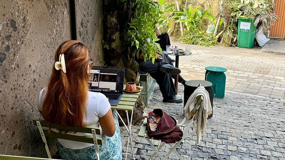 In den meisten Cafés in Canggu sitzen Remote Worker vor ihren Laptops. In den meisten Cafés in Canggu sitzen Remote Worker vor ihren Laptops.
