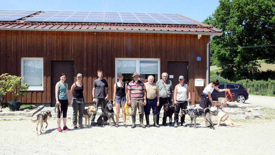 Freuten sich über die gelungene, gemeinsame Aktion zur erfolgreichen Wildtierrettung: Die Jagdpächter mit der Hundeschule. Freuten sich über die gelungene, gemeinsame Aktion zur erfolgreichen Wildtierrettung: Die Jagdpächter mit der Hundeschule.