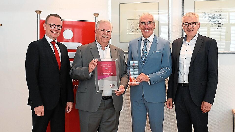 Stellvertretender Vorstandsvorsitzender Dr. Martin Kreuzer, Gr&uuml;nderpreistr&auml;ger Siegfried Mo&szlig;andl, Vorstandsvorsitzender Walter Strohmaier und Landrat Werner Bumeder. (von links)