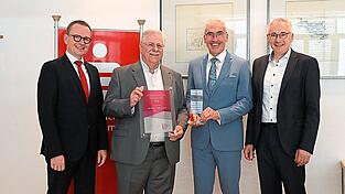 Stellvertretender Vorstandsvorsitzender Dr. Martin Kreuzer, Gr&uuml;nderpreistr&auml;ger Siegfried Mo&szlig;andl, Vorstandsvorsitzender Walter Strohmaier und Landrat Werner Bumeder. (von links)