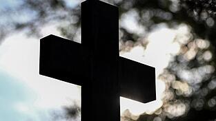 Auf einem Regensburger Friedhof sind am Wochenende mehrere Gr&auml;ber angegangen worden. (Symbolbild)