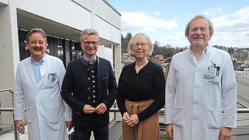 Sehen im Medizincampus einen sehr guten Weg f&uuml;r Deggendorf und das Partnerklinikum Mainkofen: Chefarzt Professor Michael Quintel, Landrat Bernd Sibler, Klinikvorstand Inge Wolff und Chefarzt Professor Stefan Rath.