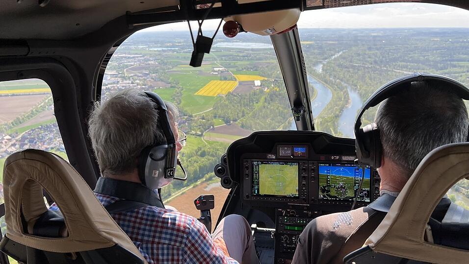 Mit 160 Kilometer pro Stunde fliegt das Beobachtungsteam für den Übungsflug über den Landkreis Landshut. Mit 160 Kilometer pro Stunde fliegt das Beobachtungsteam für den Übungsflug über den Landkreis Landshut.