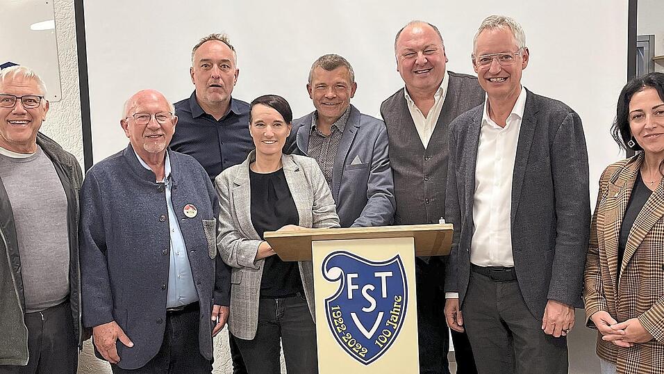 Vereinsvorsitzender Helmut Weigl (5.v.l.), umringt von (v.l.) den Bürgermeistern Dr. Albert Solleder und Werner Schäfer, Stadtrat Andreas Fuchs, Geschäftsführerin Inge Hamersky, Stadtrat und OB-Kandidat Erhard Grundl, OB Markus Pannermayr und Stadträtin Feride Niedermeier.