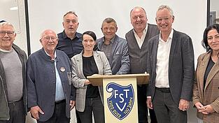 Vereinsvorsitzender Helmut Weigl (5.v.l.), umringt von (v.l.) den Bürgermeistern Dr. Albert Solleder und Werner Schäfer, Stadtrat Andreas Fuchs, Geschäftsführerin Inge Hamersky, Stadtrat und OB-Kandidat Erhard Grundl, OB Markus Pannermayr und Stadträtin Feride Niedermeier.