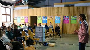 Bettina Göttl von der Agentur 'GOETTL.GOETTL' stellt das Konzept den Schulvertretern vor. Bettina Göttl von der Agentur 'GOETTL.GOETTL' stellt das Konzept den Schulvertretern vor.