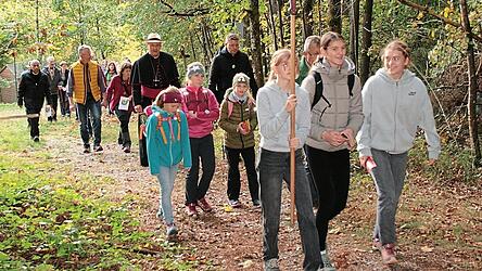 Etwa 100 Gläubige begleiteten den Bischof auf dem Wolfgangsweg.