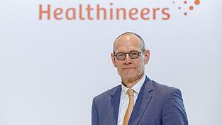 Siemens-Healthineers-Vorstandschef Bernd Montag soll noch bis 2031 an der Spitze des Erlanger Dax-Konzerns stehen.
