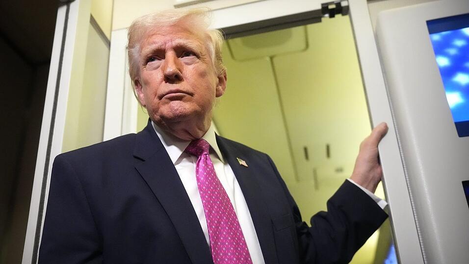 US-Pr&auml;sident Donald Trump sagt, die Stra&szlig;e von Hormus werde sich nach Abschluss des Milit&auml;reinsatzes von allein &ouml;ffnen. (Archivbild)